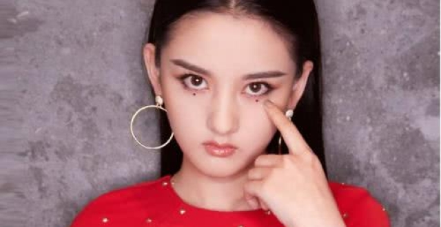 宋祖儿在卧蚕点了两颗痣,眼睛大了一圈,没有她这气场驾驭不了