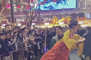 不倒翁小姐姐“翻车”了，看到她狼狈倒地后，你还喜欢吗？
