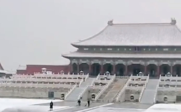 太有意境了！故宫迎雪花裹银装，一秒变回紫禁城