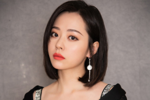 张靓颖瘦了真任性,大妈款羽绒服硬穿出凹凸感,一身黑难掩女人味