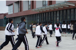 让学生党“瑟瑟发抖”，衡水中学的一天，看看学霸们是怎么练成的！