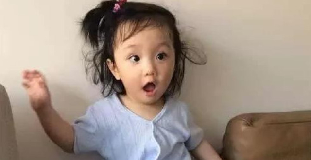 张丹峰洪欣女儿张晞彤,大眼睛超萌,一家四口超幸福