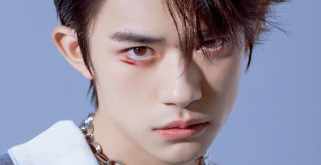 易烊千玺给自己化妆,发现有镜头拍自己,抬头的眼神,原谅我怂了