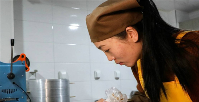 食堂大妈不愿给学生打肉,肉到底哪去了?大妈:背后的商机你想不到!