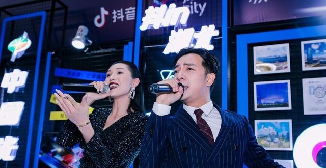 大狼狗郑建鹏&言真夫妇空降抖incity收官盛典 大派百份礼物引轰动