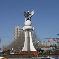 燕郊的房产中介也开始晨练了,大跳字母舞