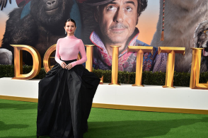 “傻脸娜”粉衣配黑裙似塑料袋惊艳红毯 和“钢铁侠”同框似父女