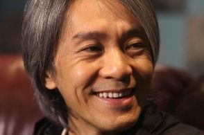 恨失朱茵，50岁时初恋离世，孤身一人的周星驰原本差点结婚