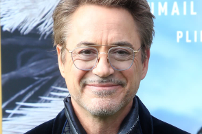 “钢铁侠”唐尼告别漫威后现新片首映 红毯抱老婆大腿花式秀恩爱