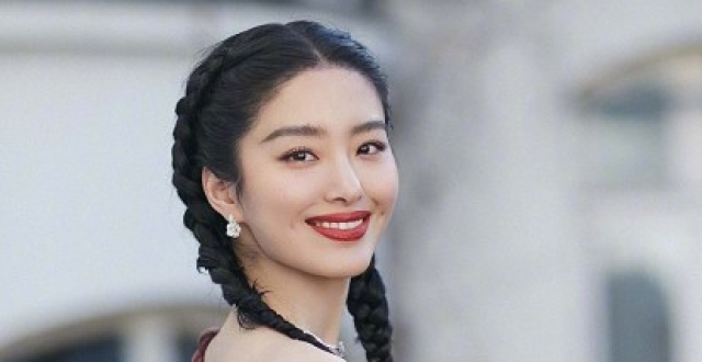杨采钰穿斜肩纱裙,配两个麻花辫,27岁身材和气质好!