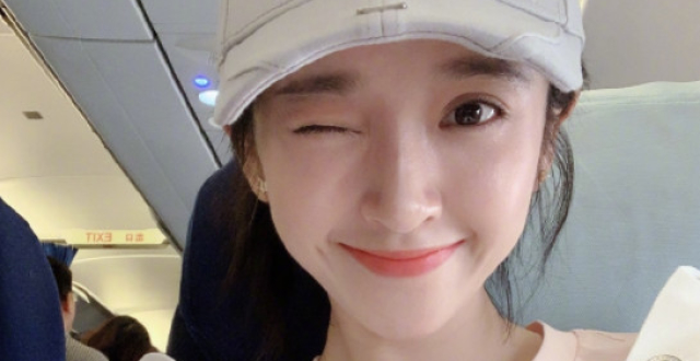 唐艺昕晒化妆照,当看到化妆师化眼线的手法:全网女生受教了