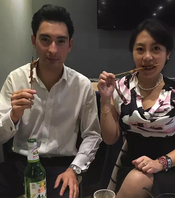 华天一家的合影华天的爸爸华山,戴着大眼镜,蓄着大胡子,平时就定居在