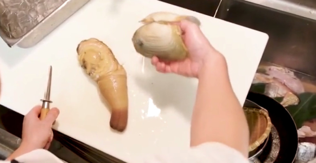 日本厨师处理象拔蚌刺身,手法十分熟练,切片直接吃掉