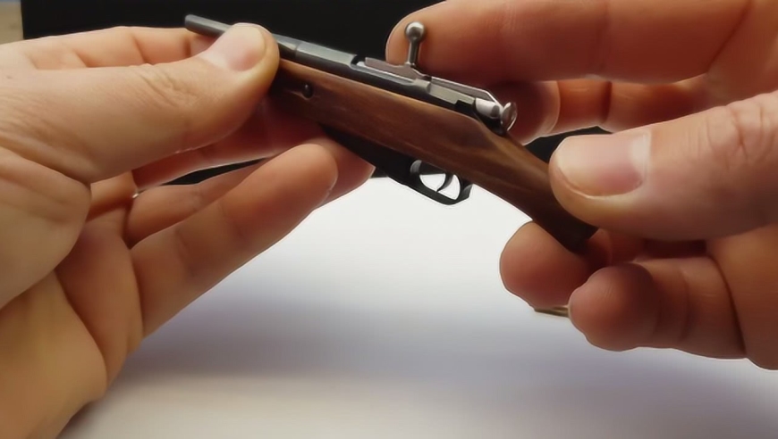 迷你版的莫辛纳甘步枪,绰号"水连珠"不仅能加弹,还能射击!