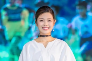 还记得《武林外传》里的“莫小贝”吗？如今她已经开始接拍吻戏了