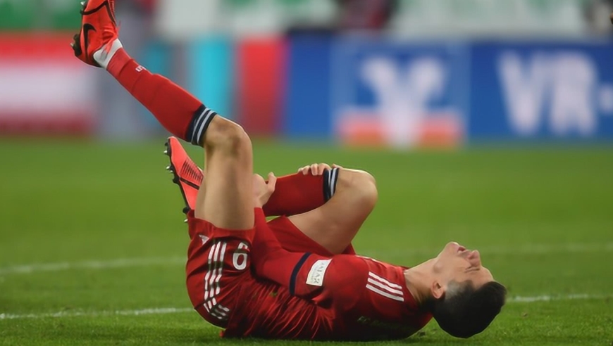 足坛又一硬汉!莱万36分钟被切尔西2人撞骨折,踢满全场造3球