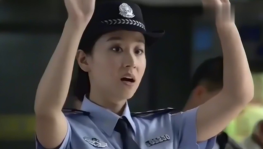 警花去火车站接新来的所长,哪知刚见面,直接用手铐拷住他