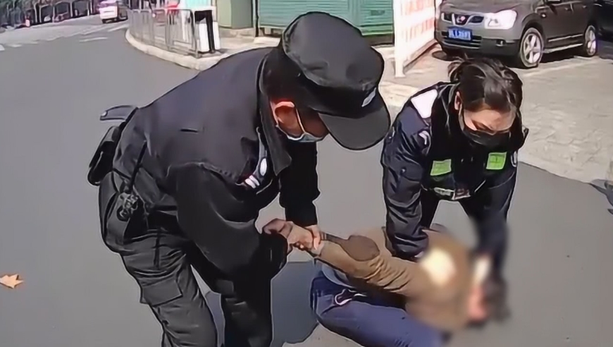 女交警街头擒拿落跑小偷 被吐口水也决不松手