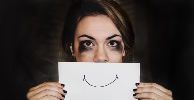 微笑郁症:我的笑脸,是为了假装自己不痛