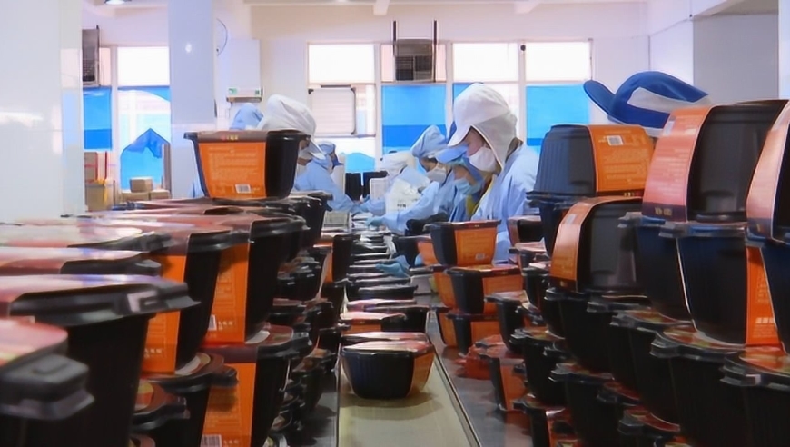 订单翻3倍!日产60吨菜包 女工一天打包万盒 自热火锅加工厂让人开眼界