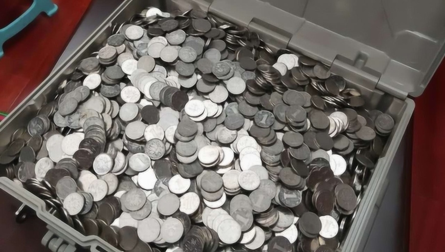 女老板跑银行存1300斤现金 10人加班数钱数到手套破皮