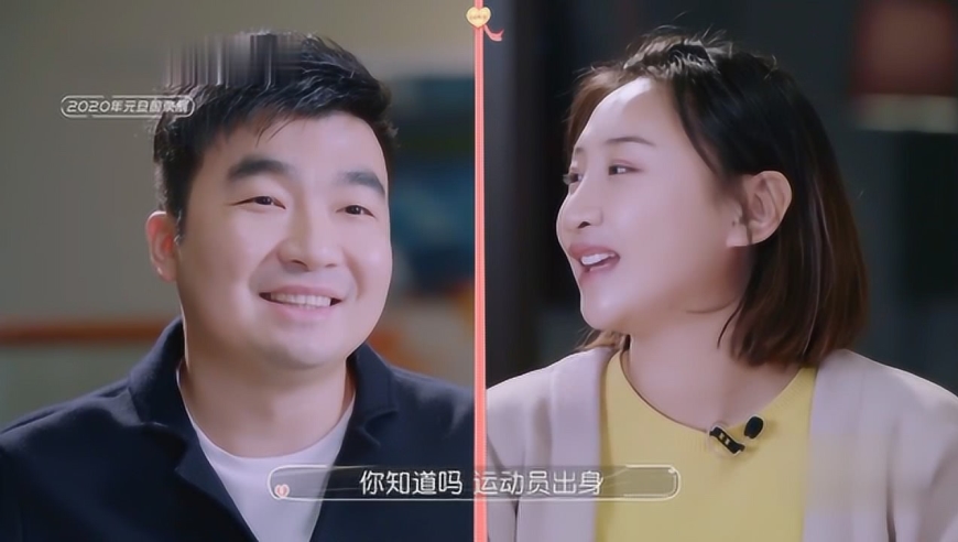 梁超评价妻子何雯娜,何雯娜在一旁满眼的宠溺,太幸福了!