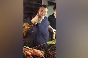 烧烤摊老板撞脸岳云鹏,表情动作一模一样