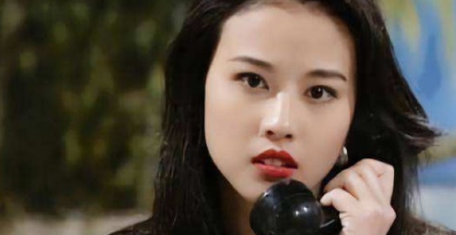 "鹧鸪哨"一角成功转型出道17年,35岁的他还是小朋友模样,和老婆一起却