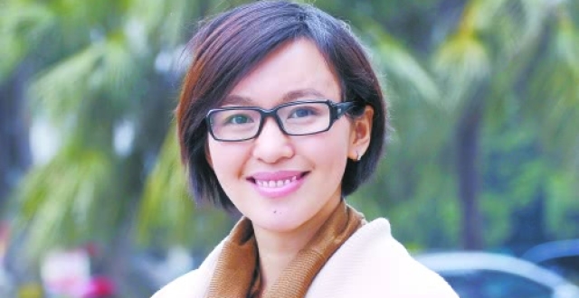 她是央视著名主持人,父亲患癌症去世母亲积劳成疾,仍未被打倒