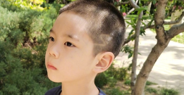 有种"整容"叫嗯哼剃寸头,双眼皮高鼻梁超帅气,堪称缩小版杜江