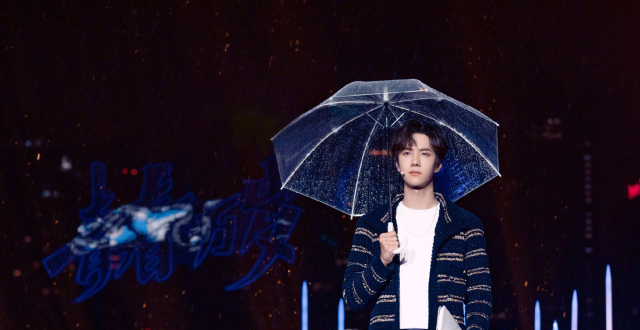 王一博穿黑色金丝长衫在雨中撑伞,朗诵青春,回看他的青春,令粉丝骄傲