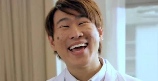 《爱情公寓》已过6年,如今麻子医生穿西装梳大背头,是心动啊!