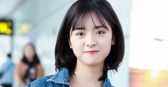 沈月玩起新发型,明明头发短脸又小,偏偏要掀起刘海扎"哪吒头"