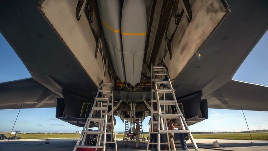 美军公布关岛轰炸机弹仓照,美媒:这是表示他们并非夹着尾巴逃跑