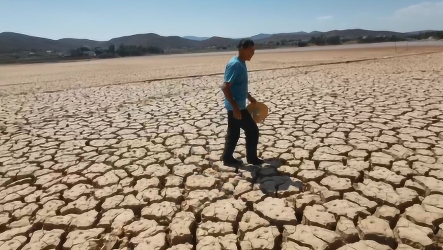 云南持续高温,元谋县近百水库干涸 库底裂缝比手臂还粗
