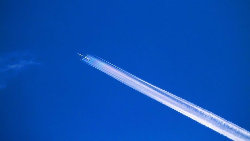 原来天空划过的"飞机线",竟然是飞机在空中放油,看完才知道!
