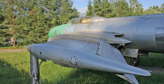 绰号"手电筒",作为苏联第一种装备雷达的喷气式战斗机,它是一个大头怪