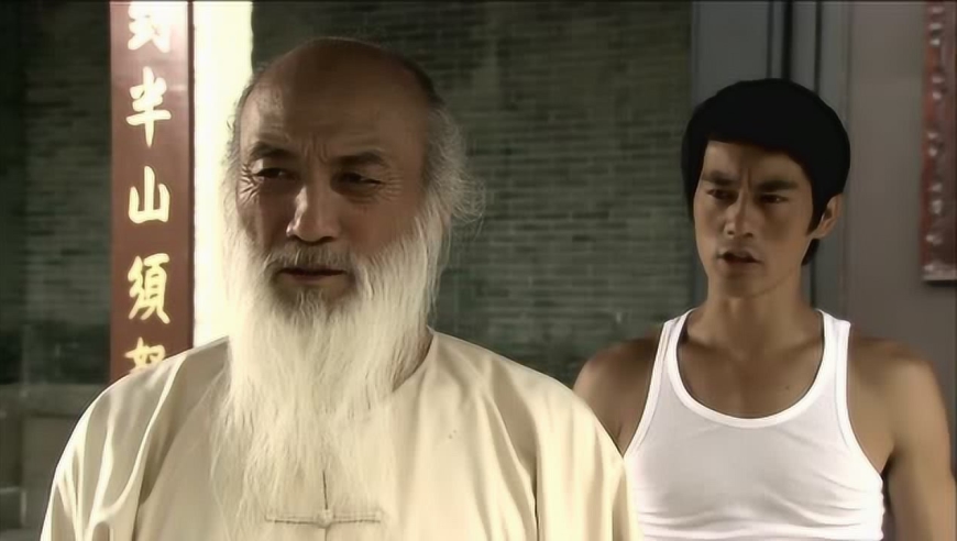李小龙传奇:叶问向李小龙讲实咏春拳,一寸之内