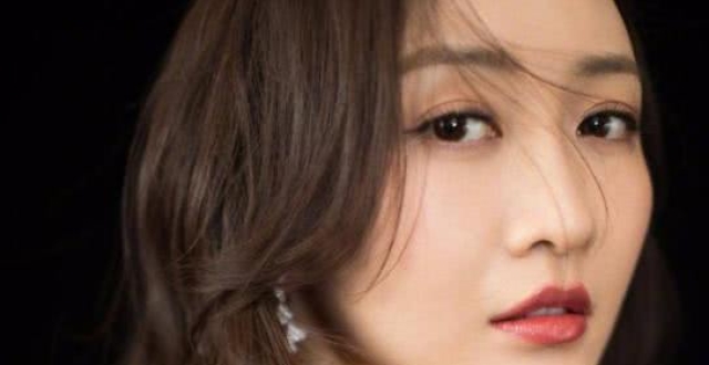 患有兔唇的王菲女儿,如今怎么样了?大波浪造型惊艳众人!她是罗志祥