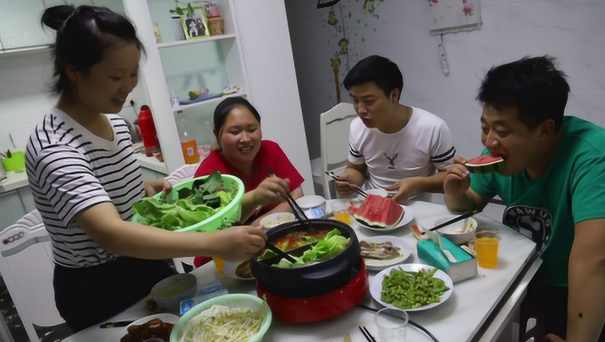 胖妹俩口子去蹭饭,妹妹烧鸳鸯火锅来招待,4个人一桌菜,吃过瘾