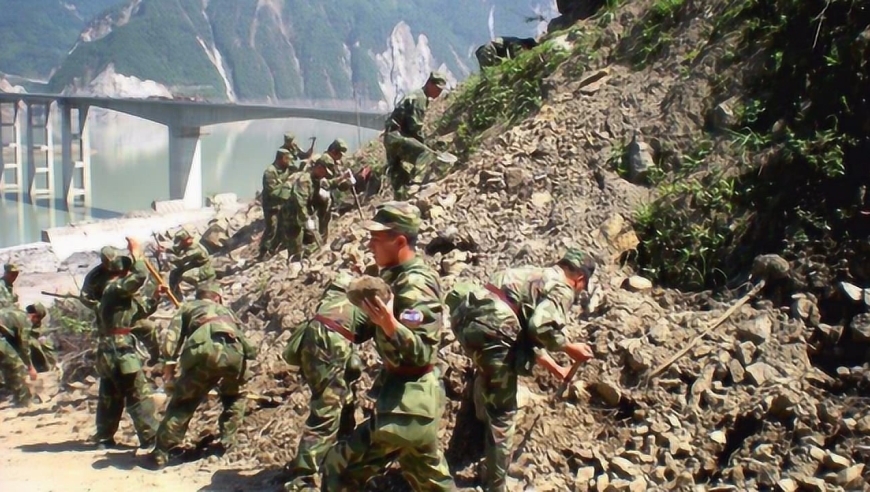 汶川地震时,救援人员为什么要跳伞呢?直升机飞不过去吗?