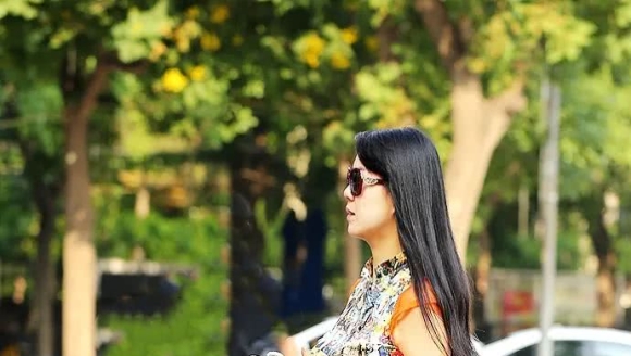 ���ģ���Ů���ر�����������Ь�ӣ���ô���·���