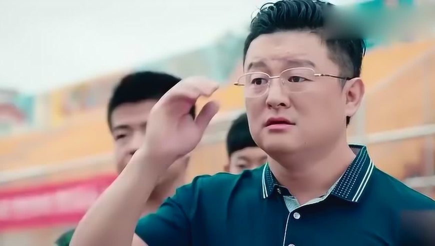 耿耿和余淮军训第一天就穿情侣装,教导主任都被气坏了