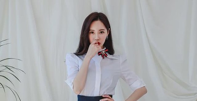 金惠美制服穿搭,白色上衣 黑色不规则裙的经典搭配,唯美气质好身材