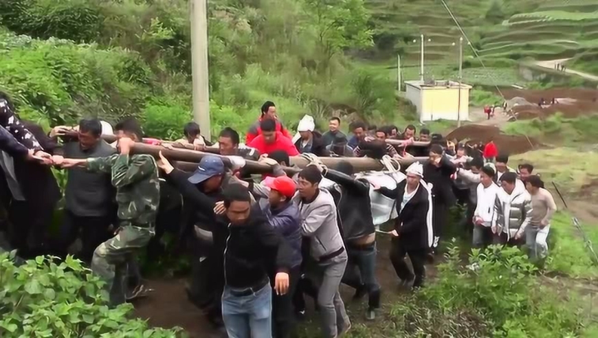 云南农村老人出殡,上百号人抬棺上山,太震撼了,这才叫厚葬!
