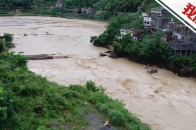 直击贵州桐梓暴雨救援现场：部分房屋被冲垮致3死 万人紧急转移安置