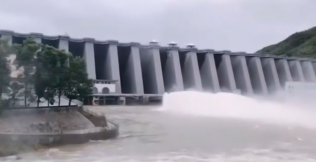 场面壮观！安徽暴雨致水库超限 “新中国第一坝”开闸泄洪