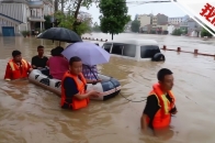 湖北强降雨来袭街道最深处积水超2米 消防员冒险转移被困人员