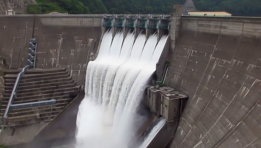 实拍,大坝开闸放水瞬间,感觉太壮观了