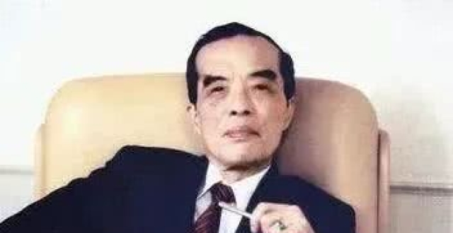 赌王四太承认神秘长子！罕见曝光疑为争产，何猷君地位或遭威胁？_腾讯新闻